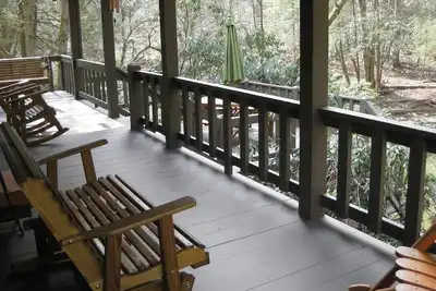 Image de Cabine au bord de l'eau tranquille