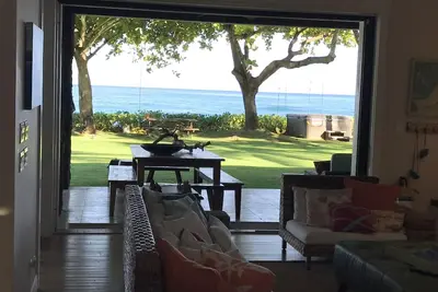 Image de Maison de luxe en bord de mer avec cour spacieuse sur la rive nord d'Oahu