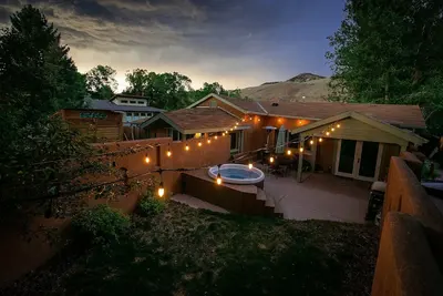 Image de Hacienda frontale au coeur du centre-ville de Salida! Cour et bain à remous! # 0251