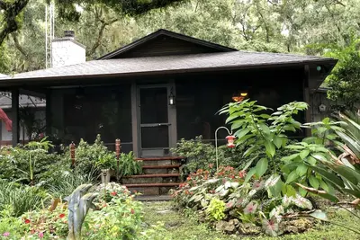 Image de Une Coupe De \"Vieille Floride\" Parmi Les CHÊNES De Grand-PÈRE.