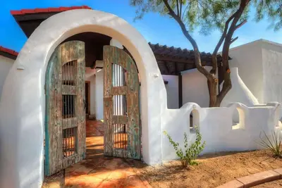 Image de 6 chambres avec 3 suites de maître. Superbe piscine avec toboggan et bar dans la piscine