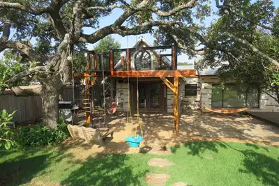 Image de Maison récemment rénovée au coeur de Wimberly avec accès à la rivière dans un mile