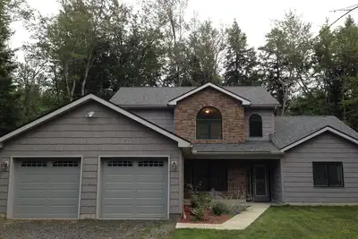 Image de Nouveau, moderne Streamfront 3 chambres. À distance de marche de la piscine et du lac