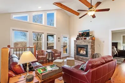 Magnifique chalet de montagne 3bd avec une promenade des pistes de ski, une vue, une suite King Master, un casier à ski, un foyer, une table de jeu et bien plus encore!
