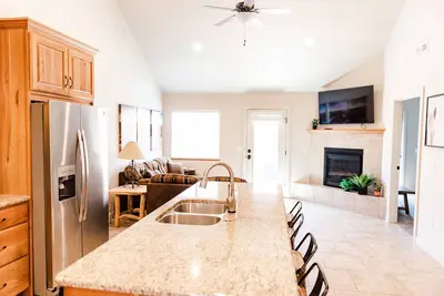 Image de Brand New (2018) Condo rustique haut de gamme avec Internet par fibre et garage 2 voitures