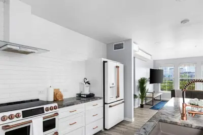 Image de Hip Spot sur East 6th Street. Parfait pour les voyages de groupe! Vues du centre-ville + piscine
