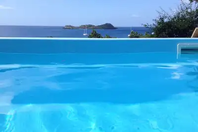 Image de Villa en bois avec piscine privée, très belle vue sur mer et sur l'îlet Pigeon