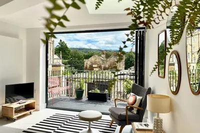 Image de Maison mews de luxe avec balcon et parking dans le centre de Bath