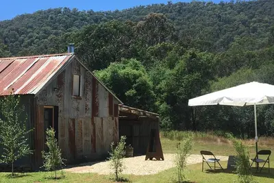 Image de Grange rustique sur la rivière Ovens avec retraite de tente Bell