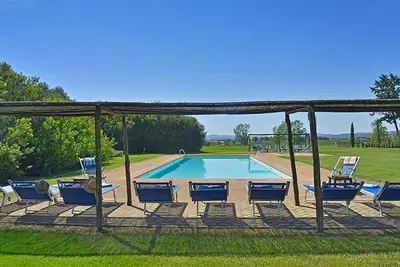 Image de Appartement ensoleillé avec terrasse, piscine, barbecue pour les enfants et accès privé à la plage