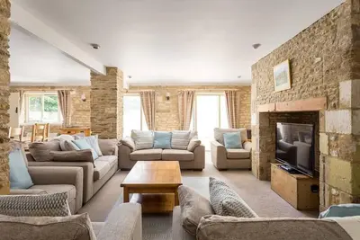 Image de Un 6 Chambre Ă coucher, 5 salles de bain \/ showeroom Barn Cotswold converti qui dort 12 plus 2.