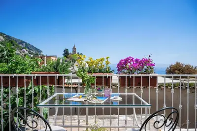 Image de Maison confortable avec vue mer, terrasse et parking privé