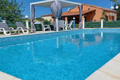 Image de Free Wi-Fi. ÉLÉGANTE Villa INDÉPENDANTE Avec Piscine PRIVÉE, En Pleine Nature.