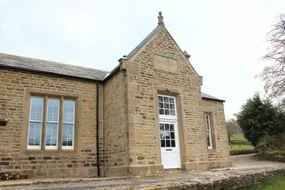 Image de Élégant 2e année: l'ancienne école du village victorien. Nouveau pour l'été 2017.