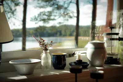 Image de Strandstuga - maison confortable pour les vrais fans de Suède