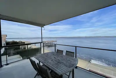 Image de Appartement \"les pieds dans l'eau\" vue sur mer. Centre ville à pied.