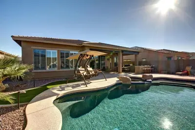 Image de Communauté de golf fermée avec une magnifique oasis de jardin!