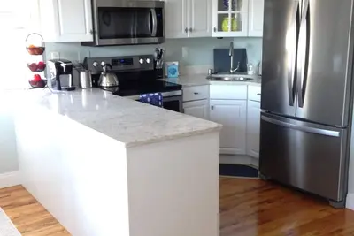 Image de Condo Sunshine avec un excellent emplacement. Nos condos sont \"un bloc du rocher\"