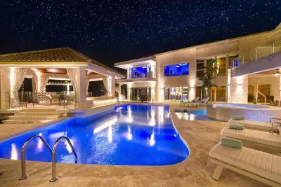 Image de Bachelor Mansion Punta Cana - 24 INVITÉS - Luxury 9br Villa Coral Gated Community