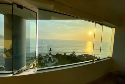 Image de Vue sur l'océan! 2000 sq. Ft. 4 dortoirs Miraflores \"par Malecon El Faro\"