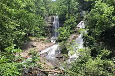 Image de Cottage côté du ruisseau à distance de marche des chutes jumelles.