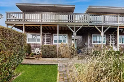 Image de Oceanview et maison chien-friendly avec cour clôturée - creuser pour les palourdes!