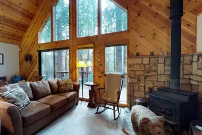 Image de Maison privée acceptant les chiens avec piscine partagée près du ski, randonnée, vélo