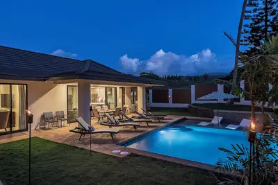 Image de Brand New Construction! À seulement 40 pas de la meilleure plage de Maui!