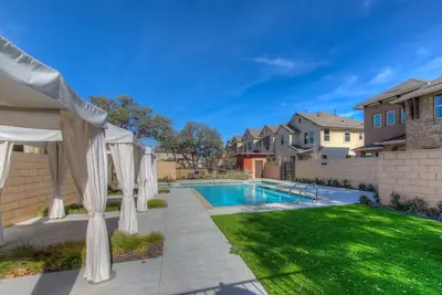 Image de 3 lits 2. 5 maison de ville de bain, à pied du train léger, un accès facile au centre-ville d'Austin!