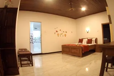 Image de Bee Line-Séjournez avec nous et découvrez les cousins du Sri Lanka mêlés à la culture