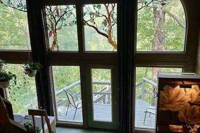 Image de Cabine supérieure en verre devant la montagne près du lac Beaver