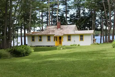 Image de \"Not-A-Pine Lane Cottage\" est un trésor familial apprécié des générations