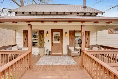 Image de Cabine Sur Le Lac Avec Kayak, Paddle Boat Et Golf Cart À Base Of Mountain