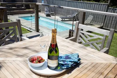 Sorrento Beach House: location & pool - Wifi, Pet friendly