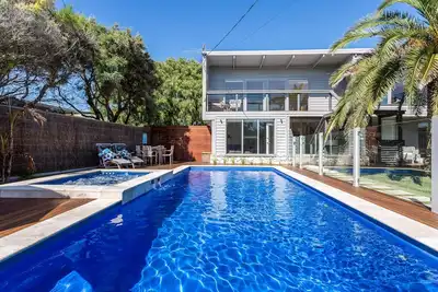 Front Beach House: beach & pool - Wifi. Pet Friendly, special pricing for longer stays