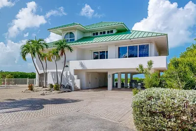 Image de Nouvelle Liste! Maison de luxe au bord de l'eau avec vue panoramique, piscine / spa et quai