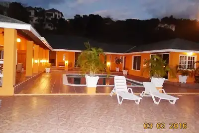 Image de Fantastique villa spacieuse avec une grande piscine et vue sur la mer dans un quartier très sûr.