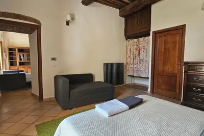 Image de Au milieu oliviers et rosiers:refuge a château ombrien XIIIe siècle avec piscine