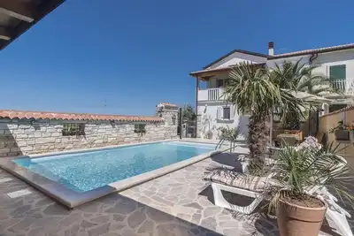 Image de Villa avec piscine chauffée sur le bord d'une oliveraie sur la mer