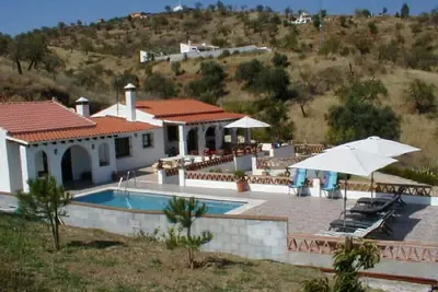 Villa de luxe avec piscine et belle vue sur 8 hectares d'amandiers.