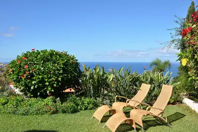 Image de Maison confortable avec merveilleux jardin fleuri au bord de l'Atlantique