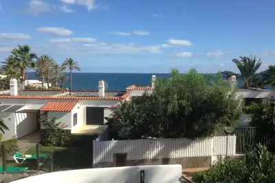 Image de Magnifique bungalow avec cuisine généreuse, vue sur la mer et la plage / accès à la mer