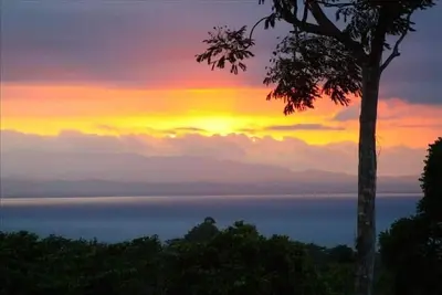 Image de Vues sur les montagnes, la forêt tropicale et l'océan blanc. La meilleure expérience Cr.