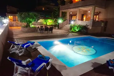 Image de Villa exclusive avec piscine privée, barbecue extérieur et salle de jeux 13 p.