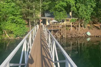 Image de Unique cabine au bord du lac Pet Friendly sur un lot rare à seulement quelques pas du lac!