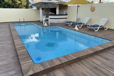 Image de Maison 5/4 à Vilas do Atlântico, Ar, 3 suites, piscine, barbecue et meublé