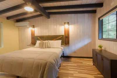 Image de Cabine confortable moderne 9 à côté de Slide Rock