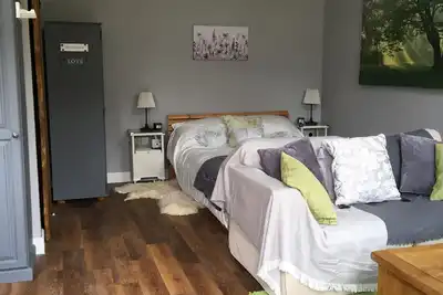 Image de Belle Lodge en bois, belles vues sur un verger, terrasse extérieure,