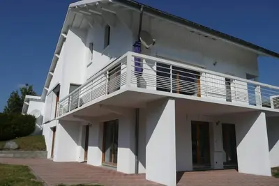 Image de Appartement neuf au calme, terrasse et jardin, vue lac et montagne.
