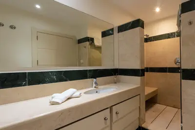 Image de 321-Lux Beachfront-Estepona, 2 chambres, oasis en bord de mer, vues spectaculaires!